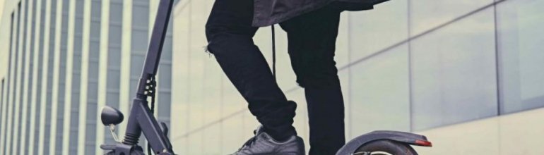 Hulajnoga w kosztach firmy